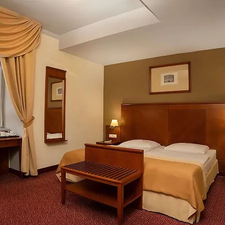 ホテル Mercure Magyar Kiraly 4*