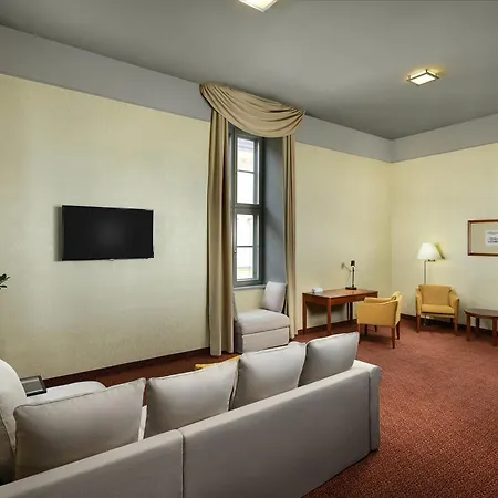 ホテル Mercure Magyar Kiraly 4*